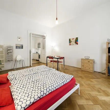 Apartman Like At In Center Of